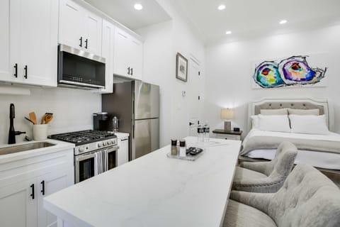 Modern New Orleans Studio on Bourbon Street! Apartment in Faubourg Marigny