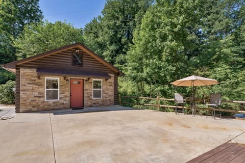 Hickory Hideaway: Pet-Friendly Haven w/ Fire Pit! Apartment in Hickory