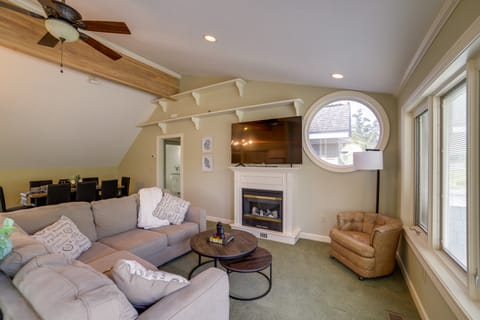 Jackson Lakefront Getaway w/ Balcony, Dock Access House in Ohio