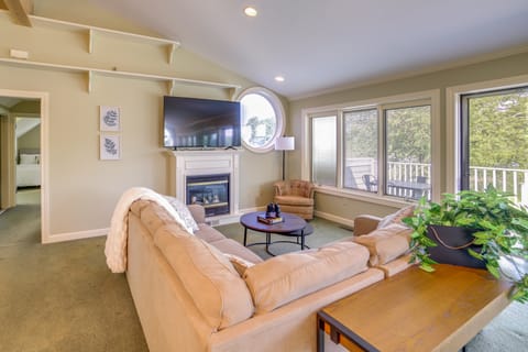 Jackson Lakefront Getaway w/ Balcony, Dock Access House in Ohio