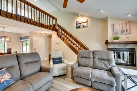 Walk to Lake Keowee: Salem Townhome w/ Deck Apartment in Lake Keowee