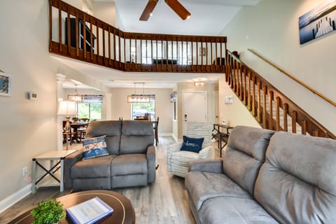 Walk to Lake Keowee: Salem Townhome w/ Deck Apartment in Lake Keowee