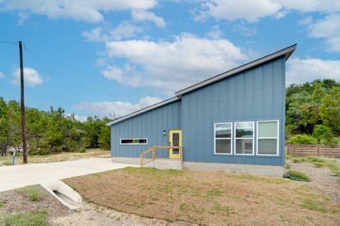 Canyon Lake Oasis: Backyard & Wraparound Deck! House in Canyon Lake