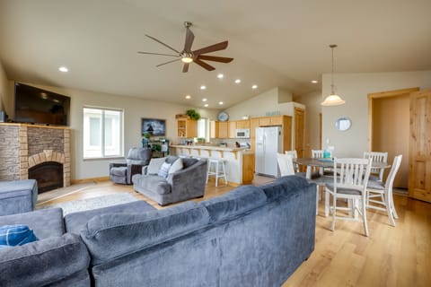 Gold Beach Retreat: Private Hot Tub + Ocean Views! Apartment in Gold Beach