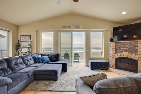 Gold Beach Retreat: Private Hot Tub + Ocean Views! Apartment in Gold Beach