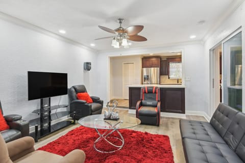 Patio + Yard: Family-Friendly Miami Oasis! House in Miami Gardens