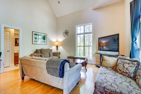 Double Springs Cabin Stay w/ Deck + Shared Dock! House in Lewis Smith Lake