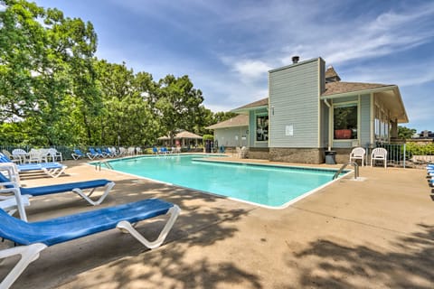 Lakefront Ozark Getaway w/ Views + Community Perks Apartment in Village Four Seasons