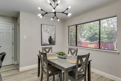 11 Mi to Six Flags! Poolside Oasis in Bedford House in Bedford