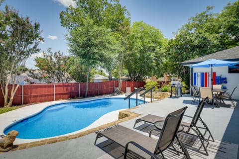 11 Mi to Six Flags! Poolside Oasis in Bedford House in Bedford