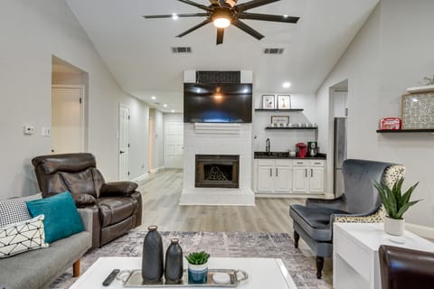 11 Mi to Six Flags! Poolside Oasis in Bedford House in Bedford