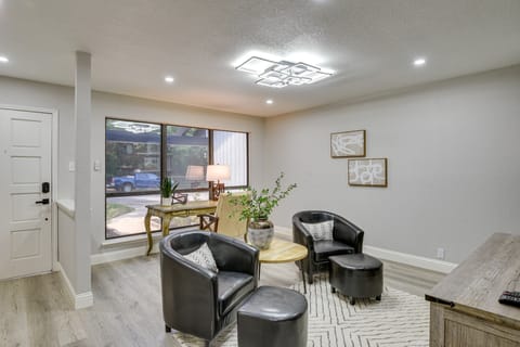 11 Mi to Six Flags! Poolside Oasis in Bedford House in Bedford