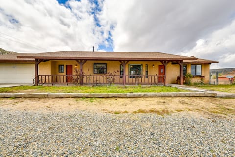 Rural California Getaway w/ Private Hot Tub House in Pioneertown