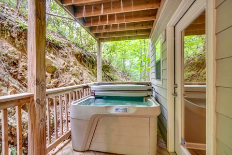 Hot Tub & Games! Smoky Mtn Cabin in Gatlinburg House in Gatlinburg