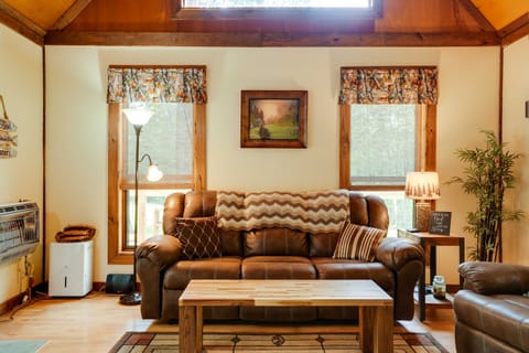 Cozy Georgia Abode w/ Deck, Fire Pit & Lake Access Apartment in Alabama