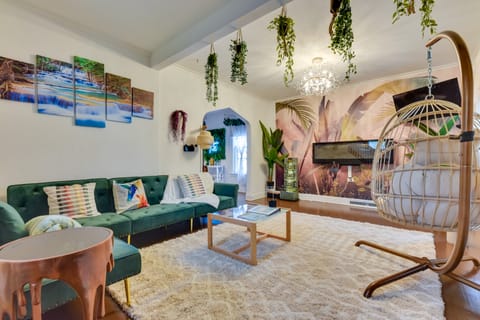 Themed New York Home ~ 2 Mi to Niagara Falls! House in Niagara Falls