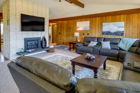 Westport Retreat w/ Pool Table: Walk to State Park House in Westport