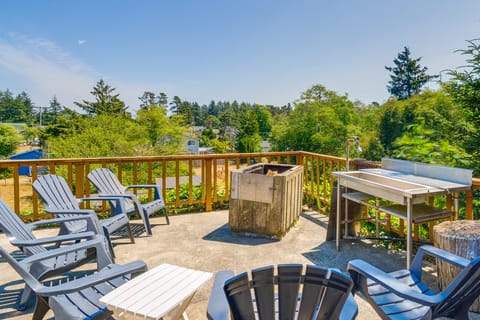 Westport Retreat w/ Pool Table: Walk to State Park House in Westport