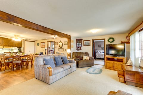 Quiet Countryside Weaubleau Home w/ Patio & Grill! House in Ozark Mountains