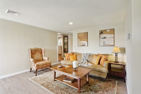 Connecticut Retreat: Steps to Historic Downtown! Apartment in Morris