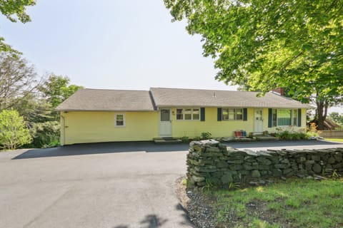 Connecticut Retreat: Steps to Historic Downtown! Apartment in Morris