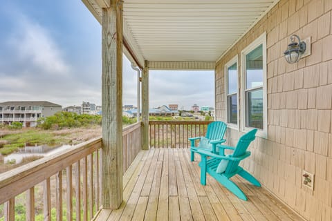 Walk to Surf City Beach: Ocean-View Home w/ Decks! House in Surf City