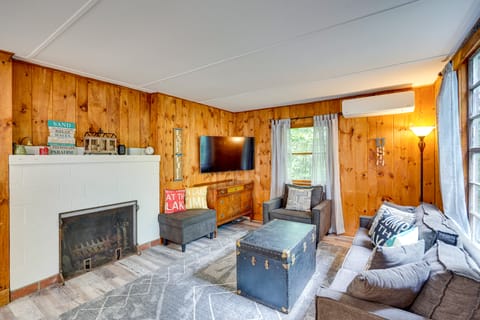 Monterey Haven < 1/2 Mi to Lake Garfield w/ Kayaks Cottage in Sandisfield