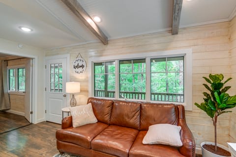 Cozy Tennessee Retreat w/ Patio & Charcoal Grill! House in Tennessee