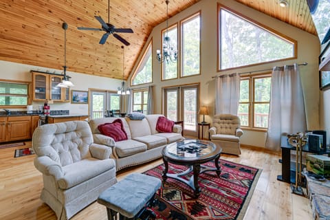 Marble Mountainside Escape w/ Wraparound Deck House in Tennessee