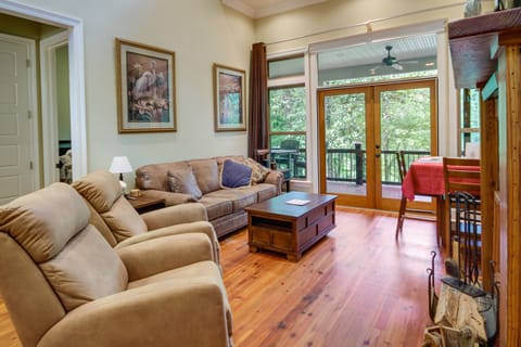 Waterfront Loranger Cottage: Hot Tub, Deck & Grill Cottage in Mississippi