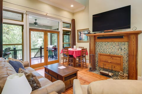 Waterfront Loranger Cottage: Hot Tub, Deck & Grill Cottage in Mississippi