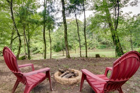 Waterfront Loranger Cottage: Hot Tub, Deck & Grill Cottage in Mississippi