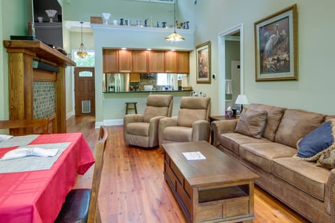 Waterfront Loranger Cottage: Hot Tub, Deck & Grill Cottage in Mississippi