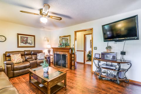 Russell Springs Getaway, 10 Mi to Lake Cumberland! House in Lake Cumberland