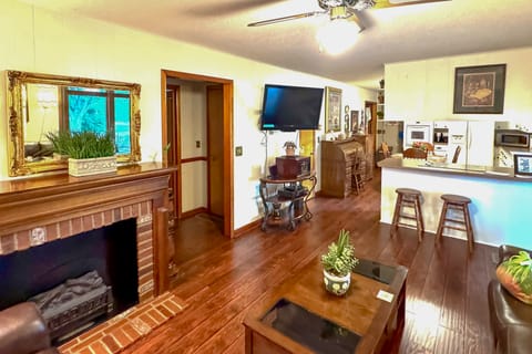 Russell Springs Getaway, 10 Mi to Lake Cumberland! House in Lake Cumberland