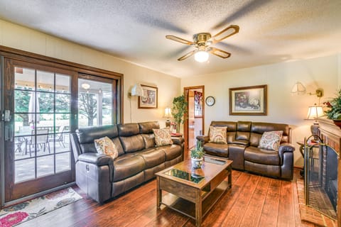 Russell Springs Getaway, 10 Mi to Lake Cumberland! House in Lake Cumberland