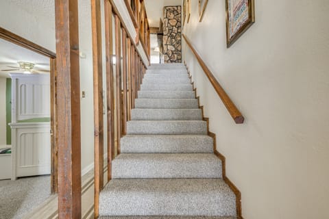 Ruidoso Home w/ Balcony ~ 16 Mi to Ski Apache! Apartment in Ruidoso