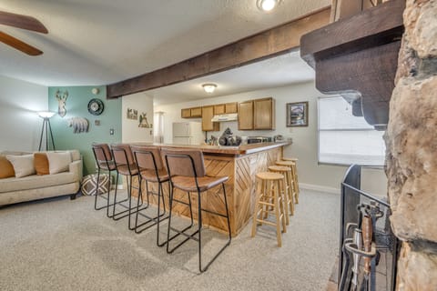 Ruidoso Home w/ Balcony ~ 16 Mi to Ski Apache! Apartment in Ruidoso