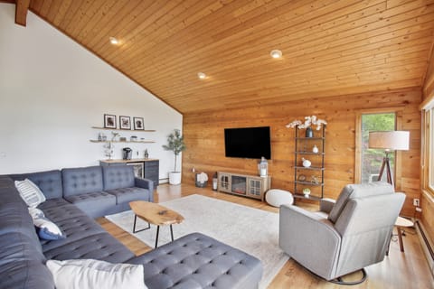 Crystal Lake Vacation Rental, 3 Mi to Betsie River House in Michigan