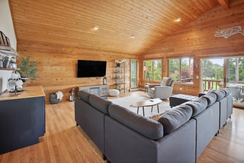 Crystal Lake Vacation Rental, 3 Mi to Betsie River House in Michigan