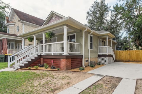 Savannah Home w/ Patio & Grill ~ 2 Mi to Downtown House in Savannah