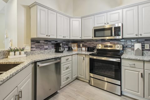 Savannah Home w/ Patio & Grill ~ 2 Mi to Downtown House in Savannah