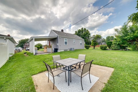 Deck & Patio: Inviting Abode in Natrona Heights! House in Allegheny River