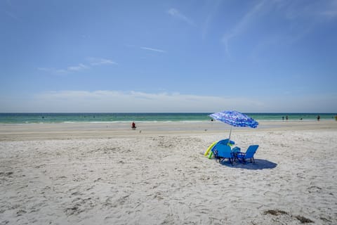 Steps to Seawall: Cozy Indian Rocks Beach Cottage Cottage in Indian Rocks Beach