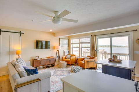 Gorgeous Onekama Condo w/ Pool & Lake Access! Apartment in Wisconsin
