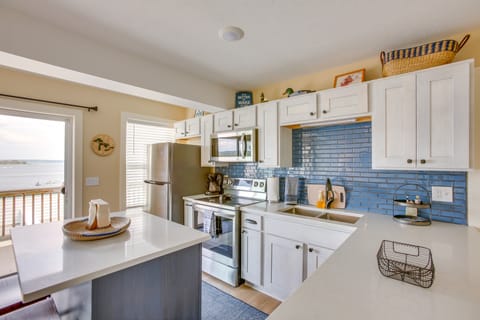 Gorgeous Onekama Condo w/ Pool & Lake Access! Apartment in Wisconsin