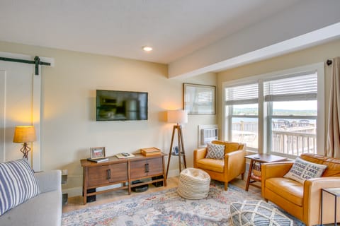 Gorgeous Onekama Condo w/ Pool & Lake Access! Apartment in Wisconsin