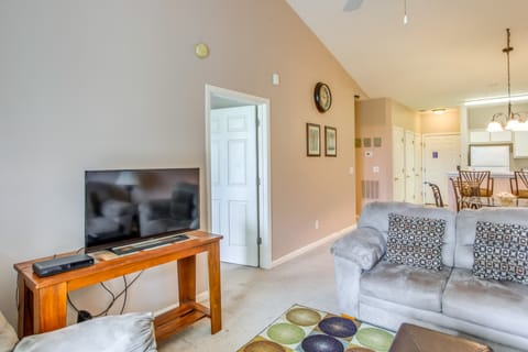 Golf Getaway w/ Pool Access in Myrtle Beach! Apartment in Carolina Forest