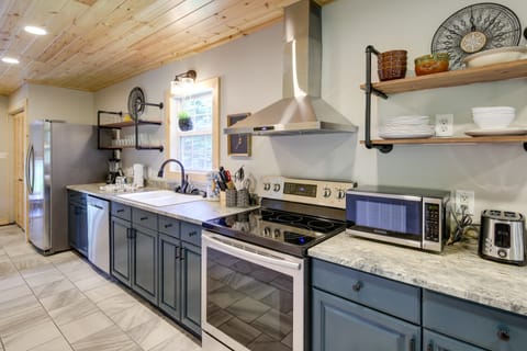 Fire Pit + Hot Tub: Family Cabin in Seiverville! House in Sevier County