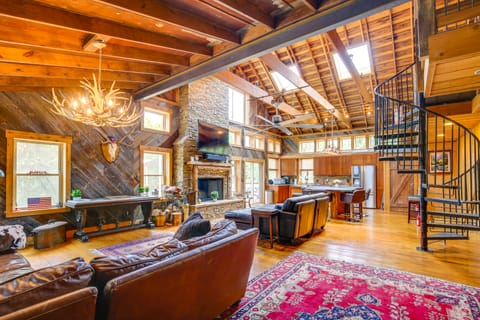 Serene Pacific Getaway: Deck, Grill & Fire Pit! House in Ozark Mountains